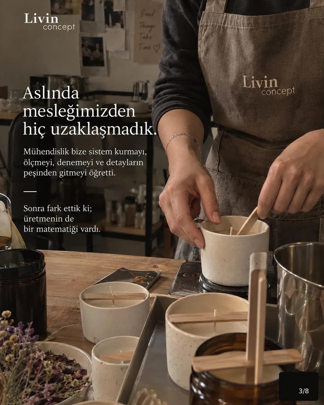 Önlüklü bir usta atölyede seramik mum kaplarını hazırlarken